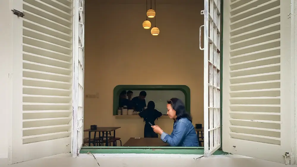 Penulis blog melihat sosial media